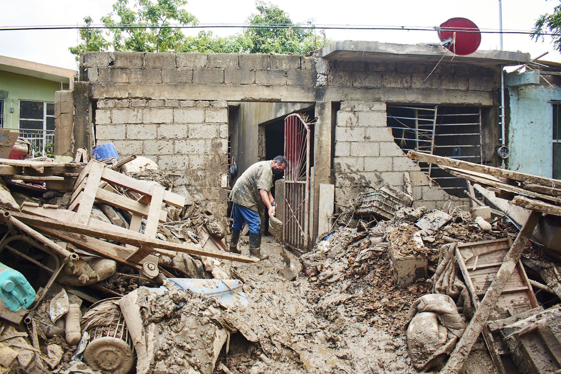 10 mil millones de pesos integran el presupuesto federal para las familias afectadas por lluvias; cada hogar recibirá entre 20 y 70 mil pesos, según el nivel de daño, además de vales para alimentos y enseres domésticos. Foto: Chilango.