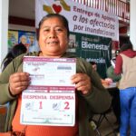 El Gobierno de México ya distribuye apoyos de 20 mil pesos y vales de despensa a damnificados por las lluvias en cuatro estados.