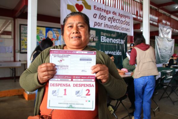 El Gobierno de México ya distribuye apoyos de 20 mil pesos y vales de despensa a damnificados por las lluvias en cuatro estados.