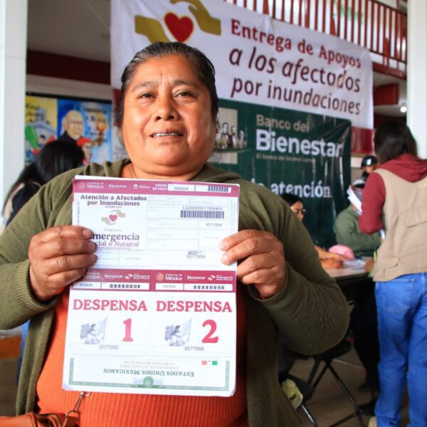 El Gobierno de México ya distribuye apoyos de 20 mil pesos y vales de despensa a damnificados por las lluvias en cuatro estados.