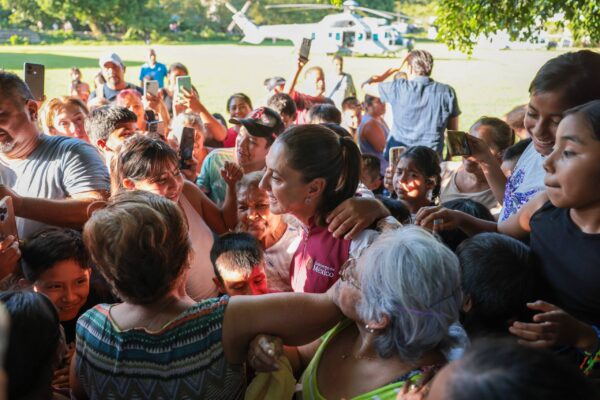 Claudia Sheinbaum regresó a la Sierra Norte de Puebla para supervisar los apoyos tras las lluvias que devastaron comunidades como La Ceiba, en Xicotepec.