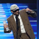 El Conejo Malo lo volvió a hacer: once premios, récord histórico y un nuevo título —Artista Latino del Siglo XXI— en una noche donde también brillaron Karol G y Fuerza Regida. FOTO: Rolling Stone.
