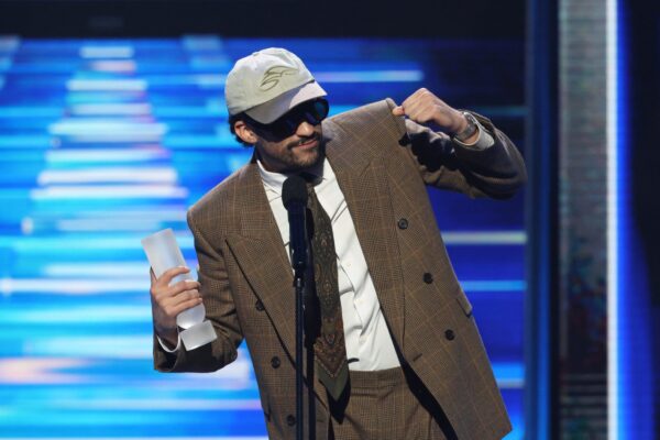 El Conejo Malo lo volvió a hacer: once premios, récord histórico y un nuevo título —Artista Latino del Siglo XXI— en una noche donde también brillaron Karol G y Fuerza Regida. FOTO: Rolling Stone.