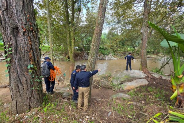 Mantienen la búsqueda de Liam Tadeo, de 6 años, y Pedro Segura, de 75, desaparecidos tras las lluvias que provocaron deslaves en la Sierra Norte de Puebla.
