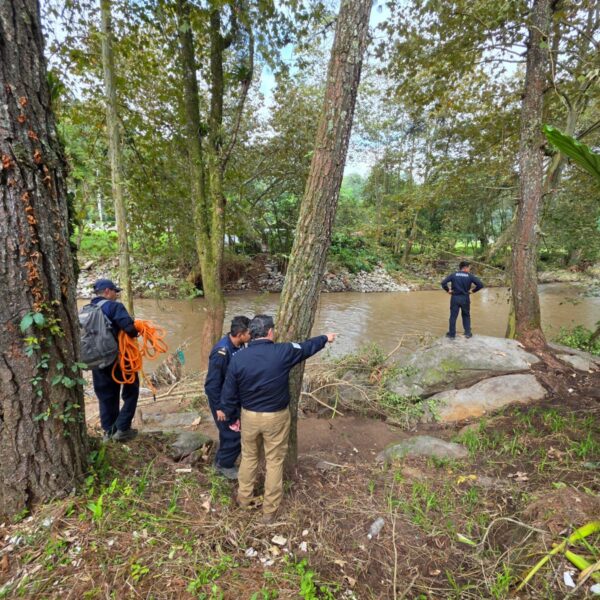 Mantienen la búsqueda de Liam Tadeo, de 6 años, y Pedro Segura, de 75, desaparecidos tras las lluvias que provocaron deslaves en la Sierra Norte de Puebla.