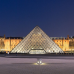 Dos hombres fueron detenidos en Francia por el robo de joyas valuadas en 88 millones de euros del Museo del Louvre. FOTO: Informa Cosmos.