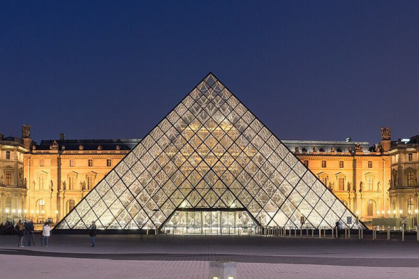Dos hombres fueron detenidos en Francia por el robo de joyas valuadas en 88 millones de euros del Museo del Louvre. FOTO: Informa Cosmos.