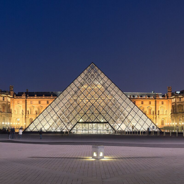 Dos hombres fueron detenidos en Francia por el robo de joyas valuadas en 88 millones de euros del Museo del Louvre. FOTO: Informa Cosmos.