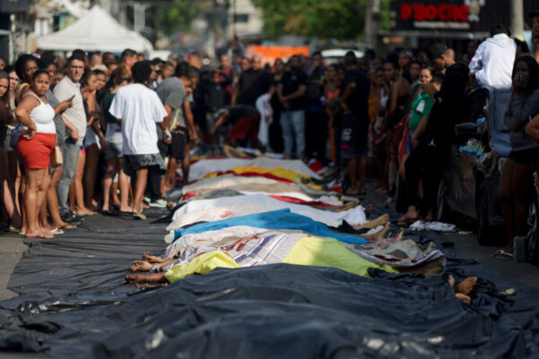 Más de 100 muertos dejó un operativo policial en Río de Janeiro. Autoridades enfrentaron al Comando Vermelho en una acción que desató caos, bloqueos y denuncias por uso excesivo de la fuerza. FOTO: El País.