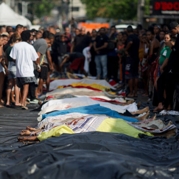 Más de 100 muertos dejó un operativo policial en Río de Janeiro. Autoridades enfrentaron al Comando Vermelho en una acción que desató caos, bloqueos y denuncias por uso excesivo de la fuerza. FOTO: El País.
