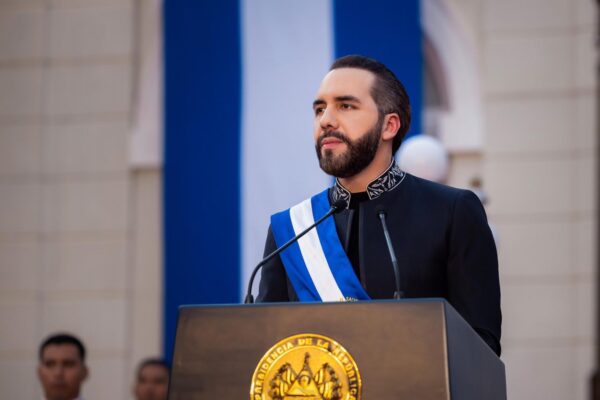 “Amigue”, “compañere” y “nosotrxs” ya no podrán usarse en aulas salvadoreñas. Bukele refuerza un modelo educativo disciplinario y conservador que además excluye la perspectiva de género. Foto: Diario El Salvador.