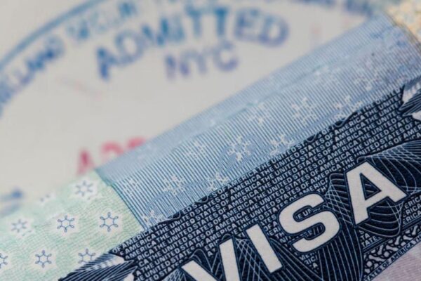 Embajada de EUA dice que la revocación de visas aplica para todos por igual, basta con que existan "indicios de riesgo" o "violación a las leyes migratorias" para retirar el documento.