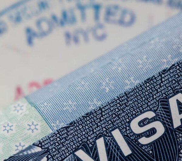 Embajada de EUA dice que la revocación de visas aplica para todos por igual, basta con que existan "indicios de riesgo" o "violación a las leyes migratorias" para retirar el documento.