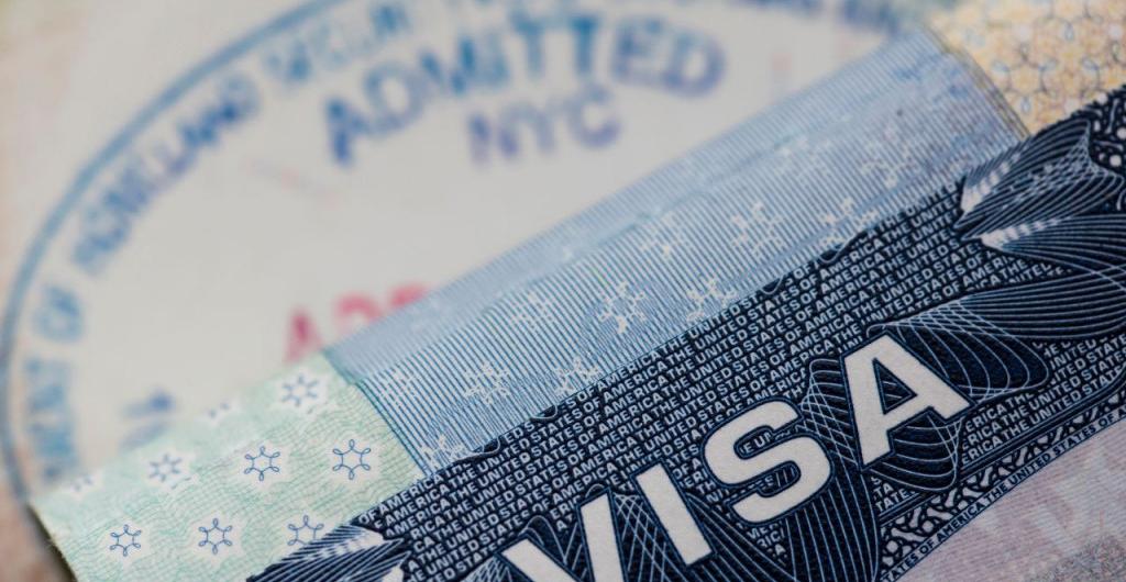 Embajada de EUA dice que la revocación de visas aplica para todos por igual, basta con que existan "indicios de riesgo" o "violación a las leyes migratorias" para retirar el documento.