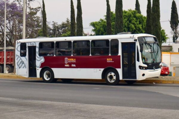 Puebla encabeza una lista negra: su transporte público es el más contaminante de América del Norte, según un estudio canadiense. FOTO: Reto Diario.