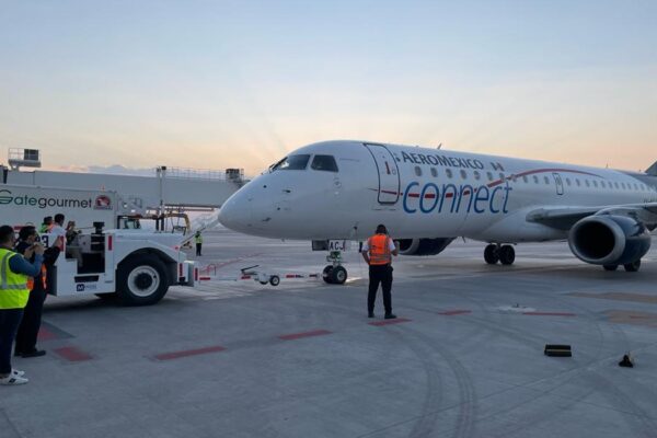 La presidenta mexicana ve tintes políticos en la decisión de Donald Trump de cancelar rutas aéreas desde el Felipe Ángeles. FOTO: T21.