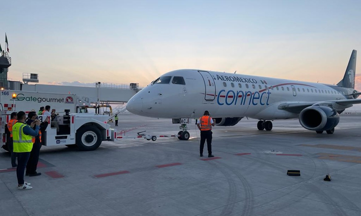 La presidenta mexicana ve tintes políticos en la decisión de Donald Trump de cancelar rutas aéreas desde el Felipe Ángeles. FOTO: T21.