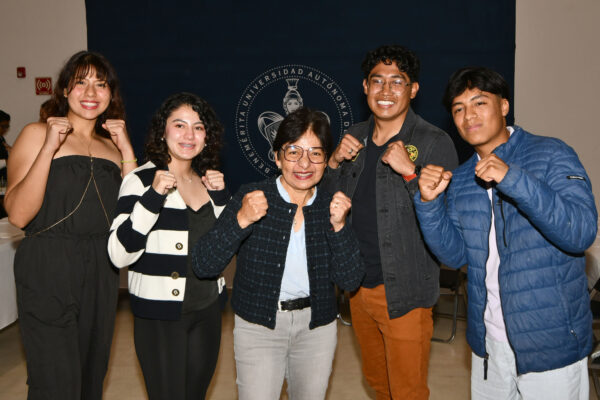 Más de 200 jóvenes deportistas de la BUAP se reunieron con la rectora Lilia Cedillo para fortalecer lazos como comunidad universitaria. Foto: BUAP.