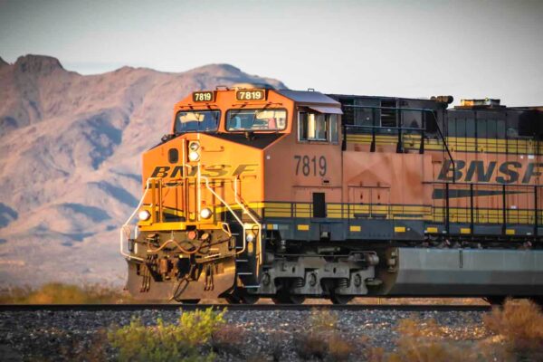 El Gobierno de México reporta avances en los trenes de pasajeros: dos tercios de los tramos se levantan sobre derechos de vía ya existentes, reduciendo conflictos y acelerando las obras.