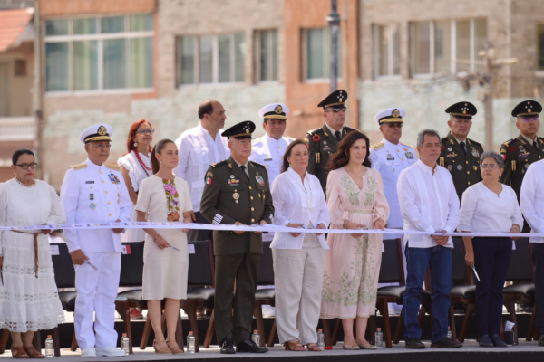 Durante la conmemoración del 204 aniversario de la Armada de México, la presidenta Claudia Sheinbaum llamó a erradicar la corrupción dentro de las Fuerzas Armadas y destacó que la honestidad y la lealtad a la patria deben prevalecer. Foto: MX Noticiero.