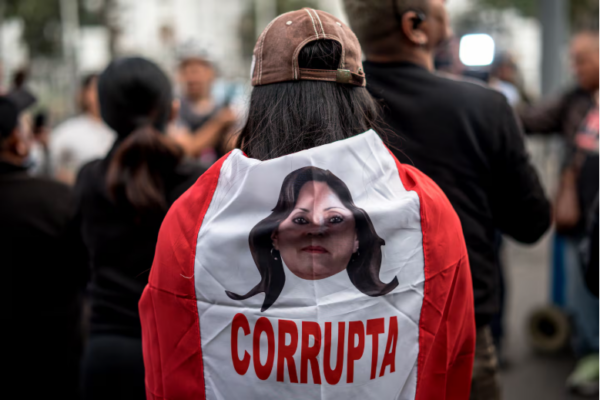 Crisis política en Perú: el Congreso destituyó a Dina Boluarte y nombró a José Jerí como presidente interino. Es el séptimo mandatario en menos de una década en asumir el cargo. Foto: EFE.