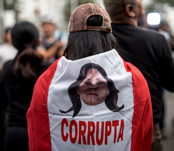 Crisis política en Perú: el Congreso destituyó a Dina Boluarte y nombró a José Jerí como presidente interino. Es el séptimo mandatario en menos de una década en asumir el cargo. Foto: EFE.