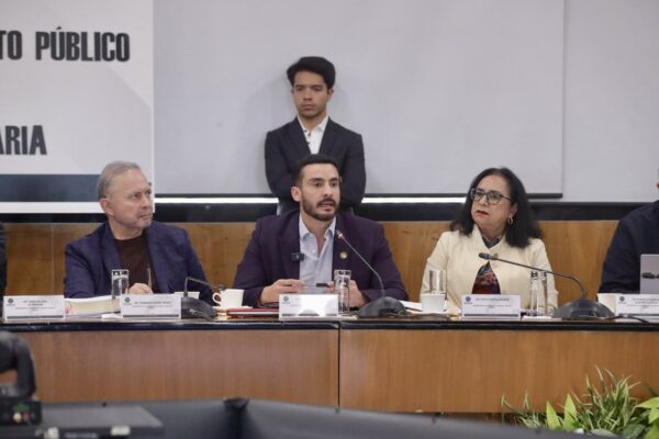 La Comisión de Hacienda y Crédito Público aprobó la reforma a la Ley Aduanera; el diputado Toño López impulsó ajustes clave para garantizar certeza jurídica al sector, en especial la extensión del periodo de vigencia de las patentes.