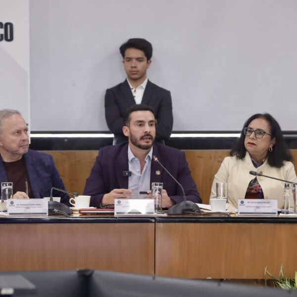 La Comisión de Hacienda y Crédito Público aprobó la reforma a la Ley Aduanera; el diputado Toño López impulsó ajustes clave para garantizar certeza jurídica al sector, en especial la extensión del periodo de vigencia de las patentes.
