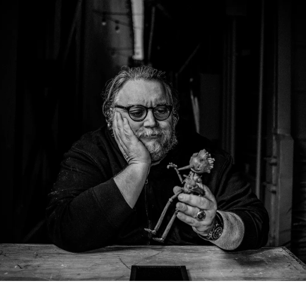 Guillermo del Toro, Netflix y la escuela Gobelins unirán fuerzas en París para abrir un centro dedicado a preservar el arte del stop motion. Foto: GQ.