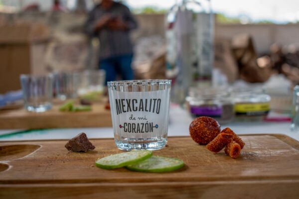 Productores de Puebla arrasaron con 17 medallas internacionales en el Spirits Selection 2025, incluyendo el galardón Mezcal Revelación para “Mexcalito de mi corazón”, elaborado por mujeres en Caltepec. Foto: MxcalitoCorazón.