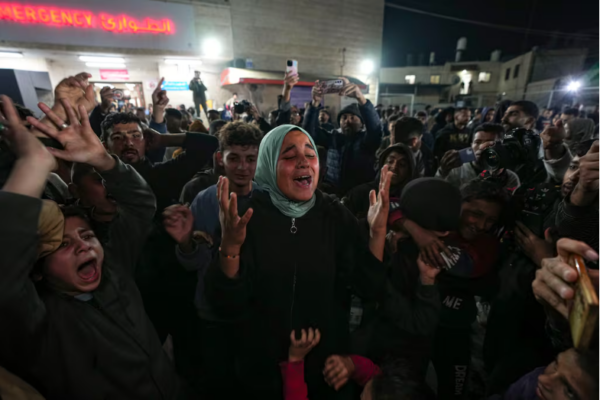 Tras dos años de guerra, Israel y Hamás acuerdan una tregua inicial bajo mediación de Trump. La paz parece posible, pero el futuro político y humanitario de Gaza sigue en duda. Foto: AP.