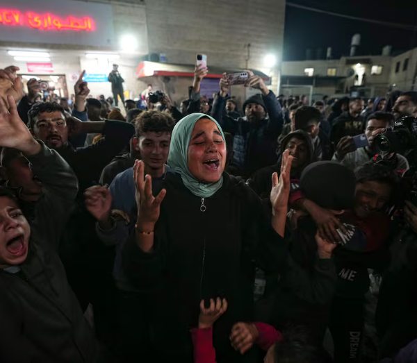 Tras dos años de guerra, Israel y Hamás acuerdan una tregua inicial bajo mediación de Trump. La paz parece posible, pero el futuro político y humanitario de Gaza sigue en duda. Foto: AP.