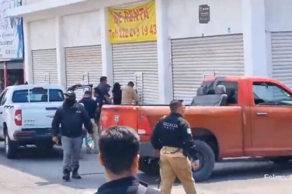 Operativo en la 46 Poniente: FGE revisó al menos 15 locales por presunta venta de autopartes robadas.