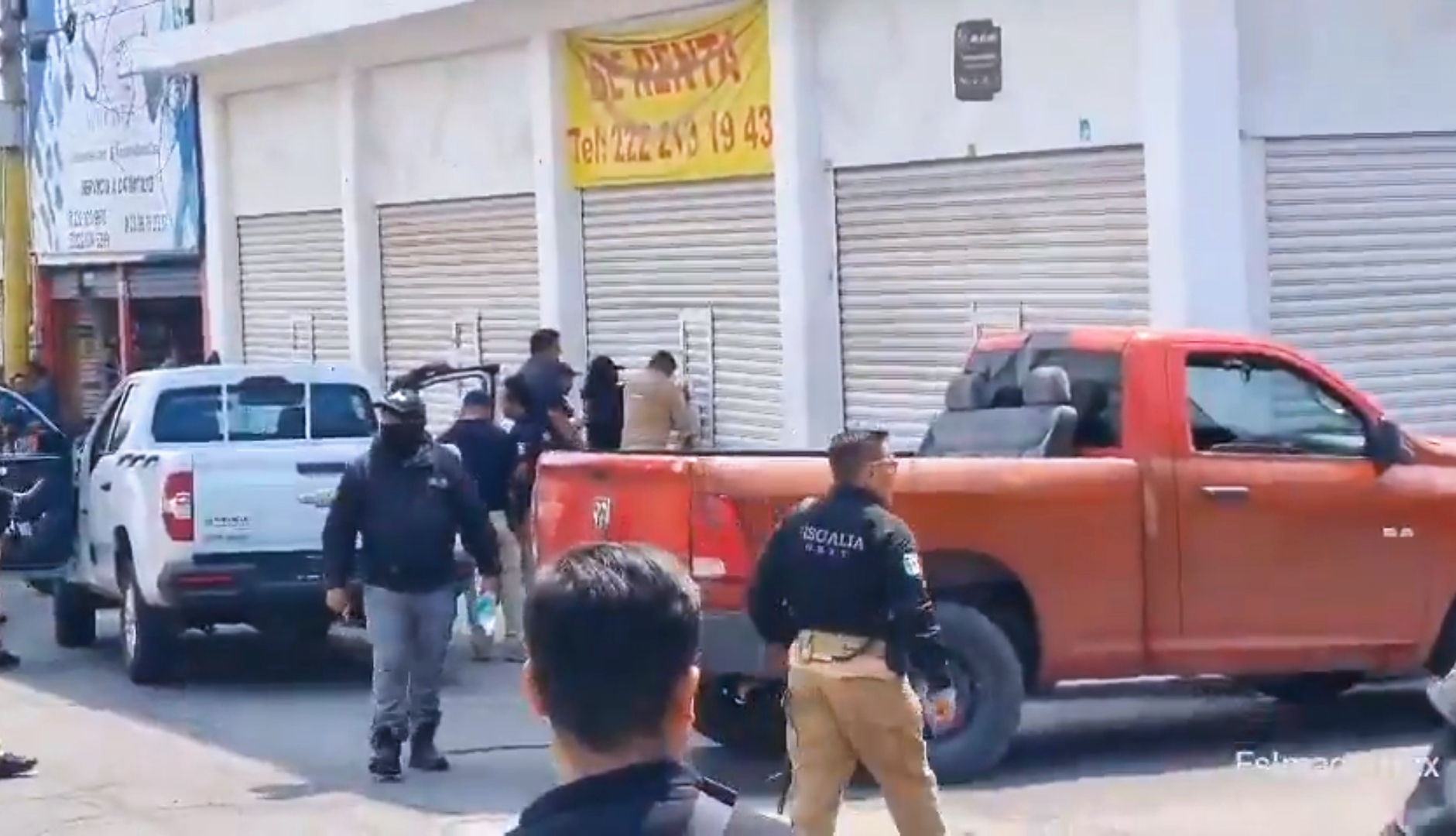 Operativo en la 46 Poniente: FGE revisó al menos 15 locales por presunta venta de autopartes robadas.