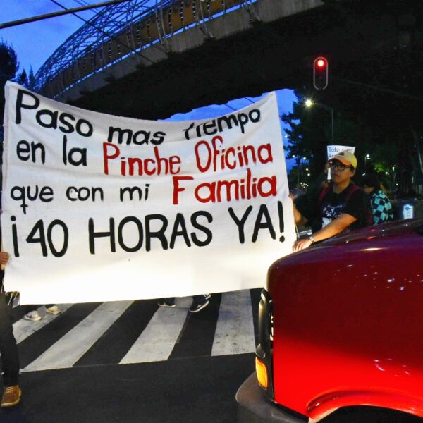 La presidenta Claudia Sheinbaum adelantó que la Secretaría del Trabajo presentará en noviembre la iniciativa para que la jornada semanal no exceda las 40 horas. Foto: Pie de página.