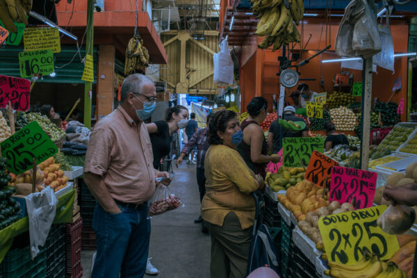 Pepe Chedraui anunció un plan integral para transformar los mercados municipales, con energía solar y sistemas de videovigilancia. Foto: Lado B.