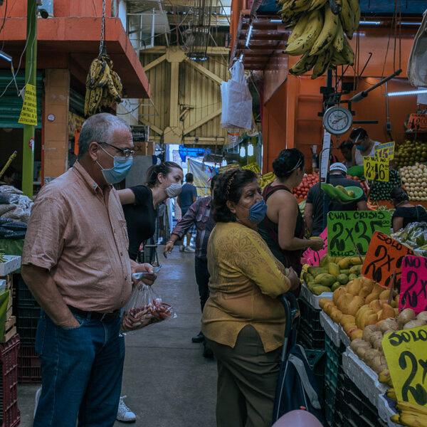 Pepe Chedraui anunció un plan integral para transformar los mercados municipales, con energía solar y sistemas de videovigilancia. Foto: Lado B.