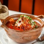 Con más de 75 mil platos por servirse y una derrama económica estimada en 100 mdp, el Mole de Caderas vuelve a poner a Puebla en el mapa del turismo gastronómico. Foto: Gobierno de Puebla.