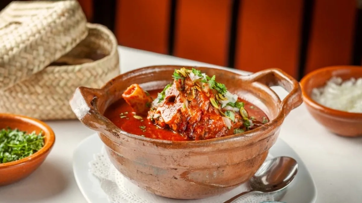 Con más de 75 mil platos por servirse y una derrama económica estimada en 100 mdp, el Mole de Caderas vuelve a poner a Puebla en el mapa del turismo gastronómico. Foto: Gobierno de Puebla.
