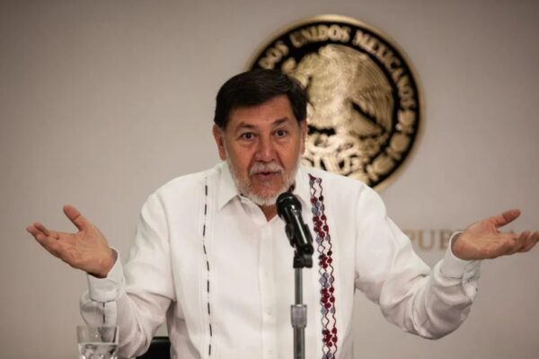“No es berrinche, no es presión”, aseguró Fernández Noroña al revelar que dejará su curul en el Senado por una misión que calificó como “de alta relevancia”. Foto: Vanguardia.