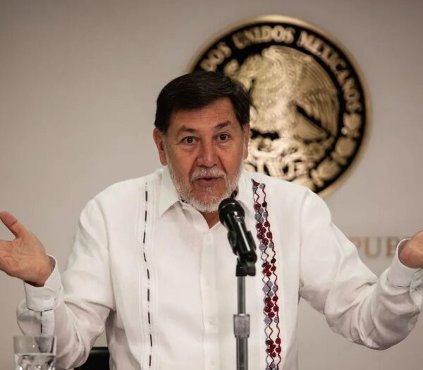 “No es berrinche, no es presión”, aseguró Fernández Noroña al revelar que dejará su curul en el Senado por una misión que calificó como “de alta relevancia”. Foto: Vanguardia.