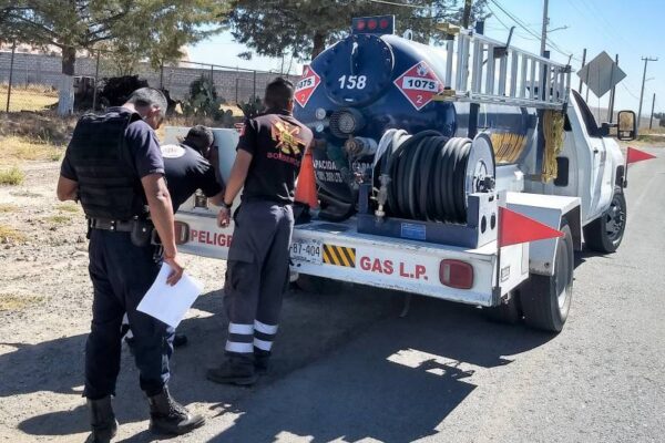 Más de 250 elementos de tránsito y vialidad de Puebla recibieron capacitación en medidas de seguridad y normatividad para prevenir riesgos en el traslado de este combustible. Foto: Puebla Online.