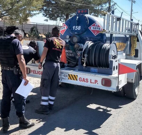 Más de 250 elementos de tránsito y vialidad de Puebla recibieron capacitación en medidas de seguridad y normatividad para prevenir riesgos en el traslado de este combustible. Foto: Puebla Online.