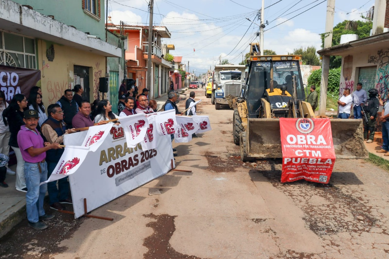 Tonantzin Fernández dio inicio a la rehabilitación de la calle Libres en San Matías Cocoyotla, una vialidad que no recibía mantenimiento desde hace más de dos décadas.