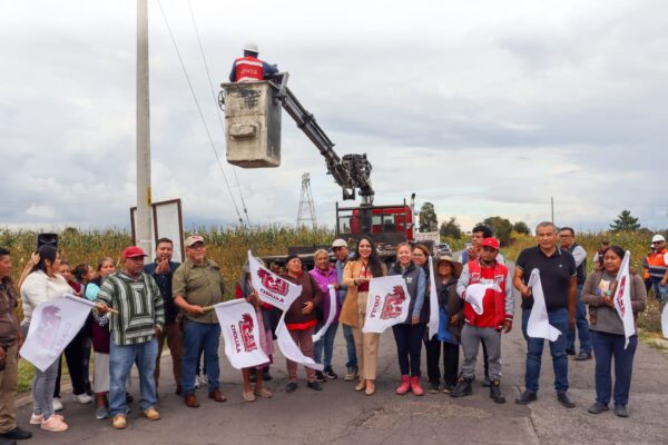 Tonantzin Fernández puso en marcha la rehabilitación integral del alumbrado público en San Pedro Cholula, iniciando en San Francisco Cuapa con la instalación de luminarias LED.