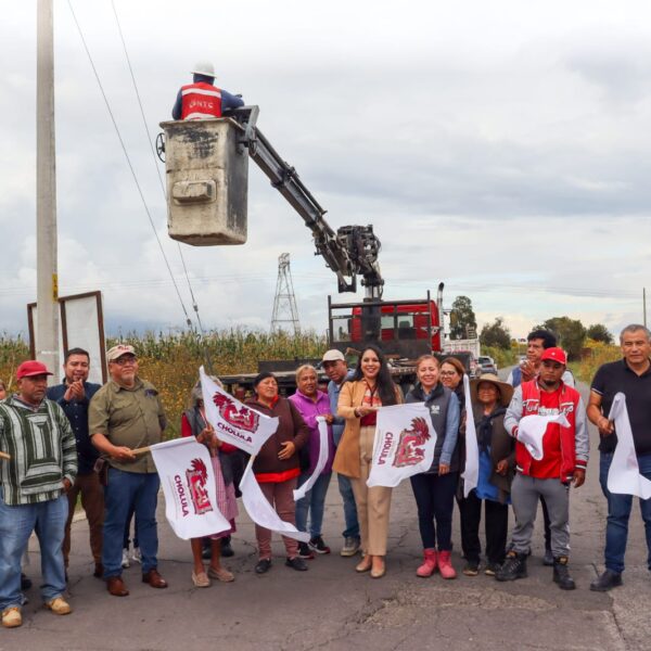 Tonantzin Fernández puso en marcha la rehabilitación integral del alumbrado público en San Pedro Cholula, iniciando en San Francisco Cuapa con la instalación de luminarias LED.