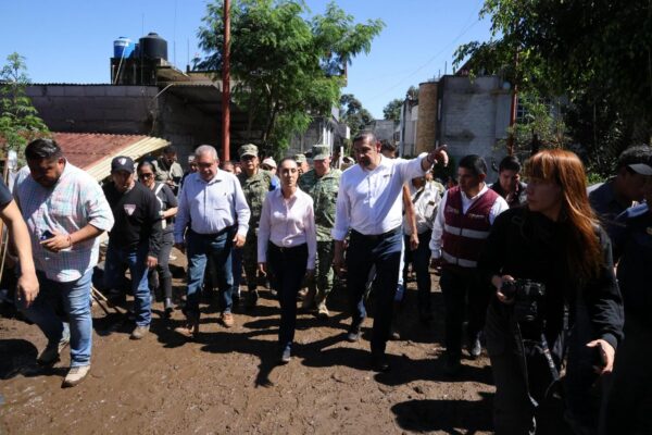 La presidenta Claudia Sheinbaum recorrió las zonas dañadas en la Sierra Norte de Puebla.