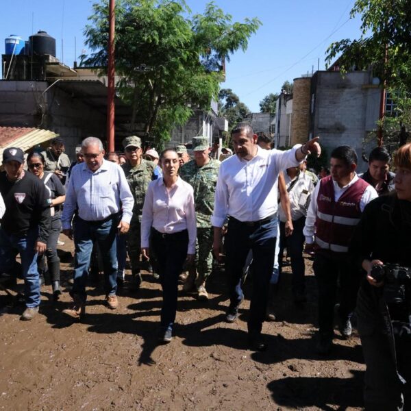 La presidenta Claudia Sheinbaum recorrió las zonas dañadas en la Sierra Norte de Puebla.