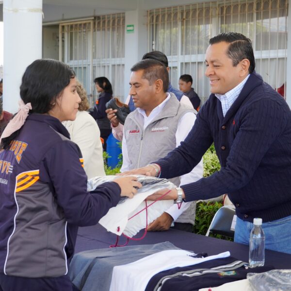 Juan Manuel Alonso Ramírez, encabezó la entrega de uniformes escolares del programa estatal “Por amor a Puebla” en la Secundaria Vicente Guerrero de El Moral.