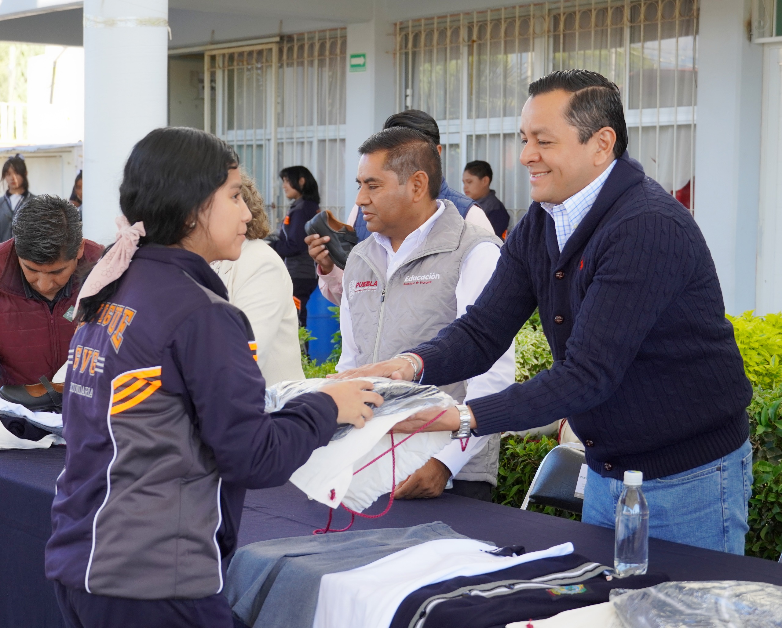 Juan Manuel Alonso Ramírez, encabezó la entrega de uniformes escolares del programa estatal “Por amor a Puebla” en la Secundaria Vicente Guerrero de El Moral.